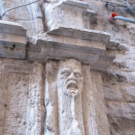 De Caris شقة